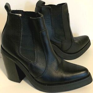 I ACCEPT OFFERS! VINTAGE LATE 90S/Y2K BONGO CHUNKY HEEL BOOTS. WMNS 6.5.